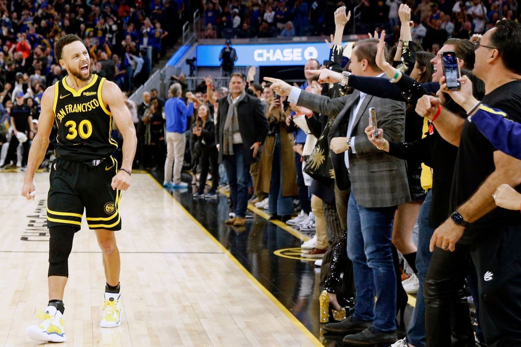 Stephen Curry (l) führte die Golden State Warriors zum Sieg.