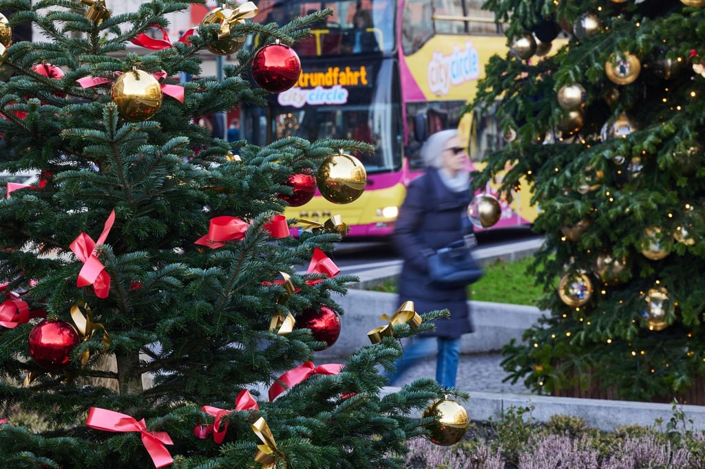 Am verkaufsoffenen Sonntag ist die Tauentzienstraße weihnachtlich geschmückt.