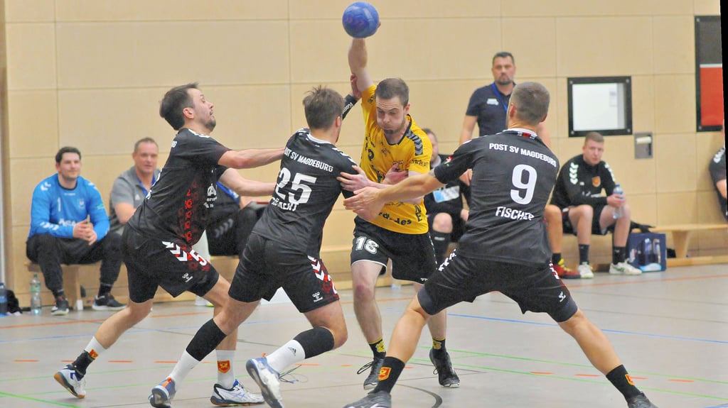 David Wegener (am Ball) und Germania Borne gaben beim Post SV Magdeburg eine gute Ausgangslage noch aus der Hand.