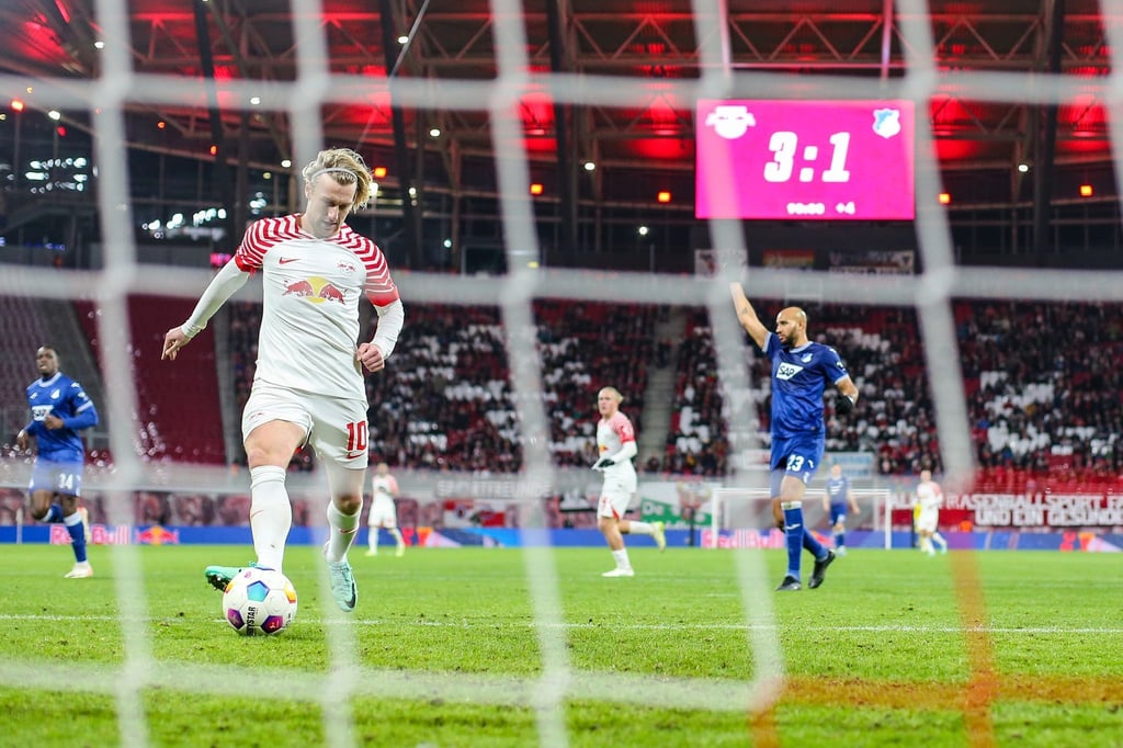 Leipzigs Spieler Emil Forsberg schießt aufs Tor.
