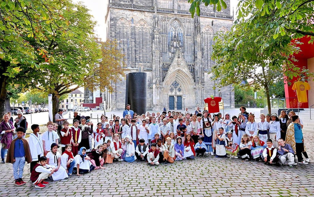 2023 erlebten 300 Magdeburger Grundschüler am Beispiel des über 800 Jahre in 1000 Städten anerkannten Magdeburger Rechts, wie ein friedliches Miteinander gestaltet und Konflikte deeskaliert werden können. Der Verein „Offene Türen“ organisiert das Projekt seit mehreren Jahren.