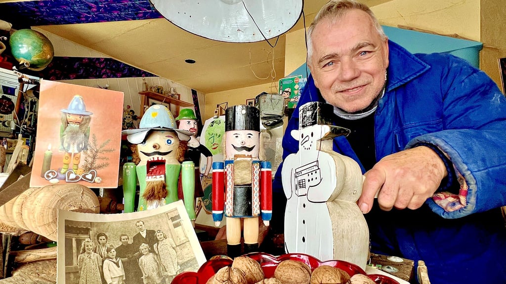 Jürgen Zahn aus Baalberge hält die handgefertigten Nussknacker vom Opa seiner Frau in Ehren.