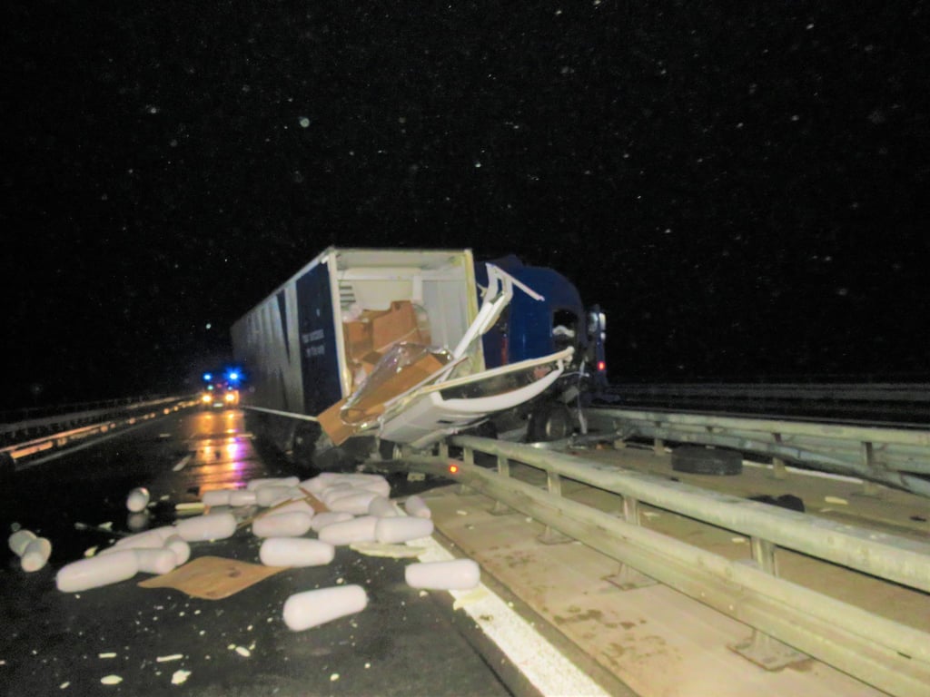 Dönerspieße liegen nach einem Lkw-Unfall auf der Autobahn 81 in Baden-Württemberg.