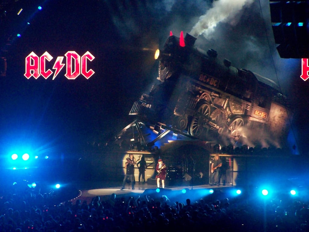 Colin Burgess, Mitgründer und erster Schlagzeuger von AC/DC ist im Alter von 77 Jahren verstorben.