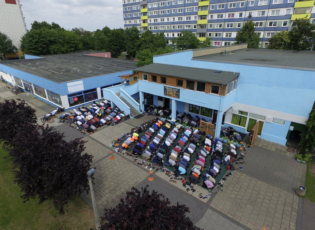 Der Platz im Islamischen Kulturcenter in Halle-Neustadt reicht oft nicht aus, sodass die Gläubigen unter freiem Himmel beten müssen. Das soll sich mit dem Neubau nun ändern.