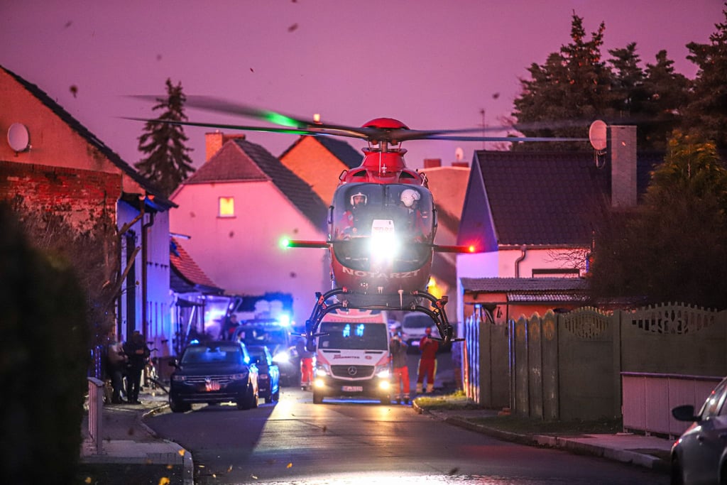 Nachdem sich ein schwerer Verkehrsunfall im Bad Schmiedeberger Ortsteil Pretzsch in der Neumühlstraße ereignet hatte, kam ein Rettungshubschrauber zu Hilfe. Hier startet er gerade wieder.