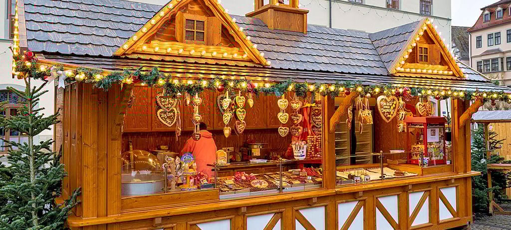 Wartet mit vielen Leckereien auf dem Naumburger Weihnachtsmarkt auf: das „Zuckerstübchen“. Tageblatt/MZ hörte sich unter den Händlern um, wie sie bislang mit dem Markttreiben zufrieden sind.