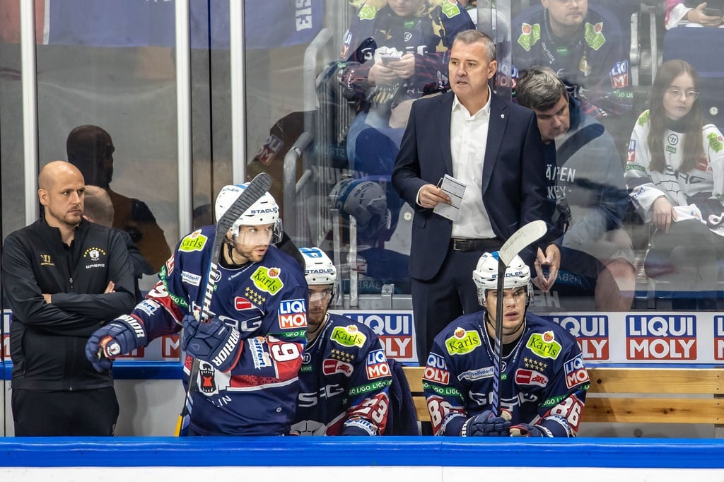 Cheftrainer Serge Aubin von den Eisbären Berlin verfolgt das Spiel.