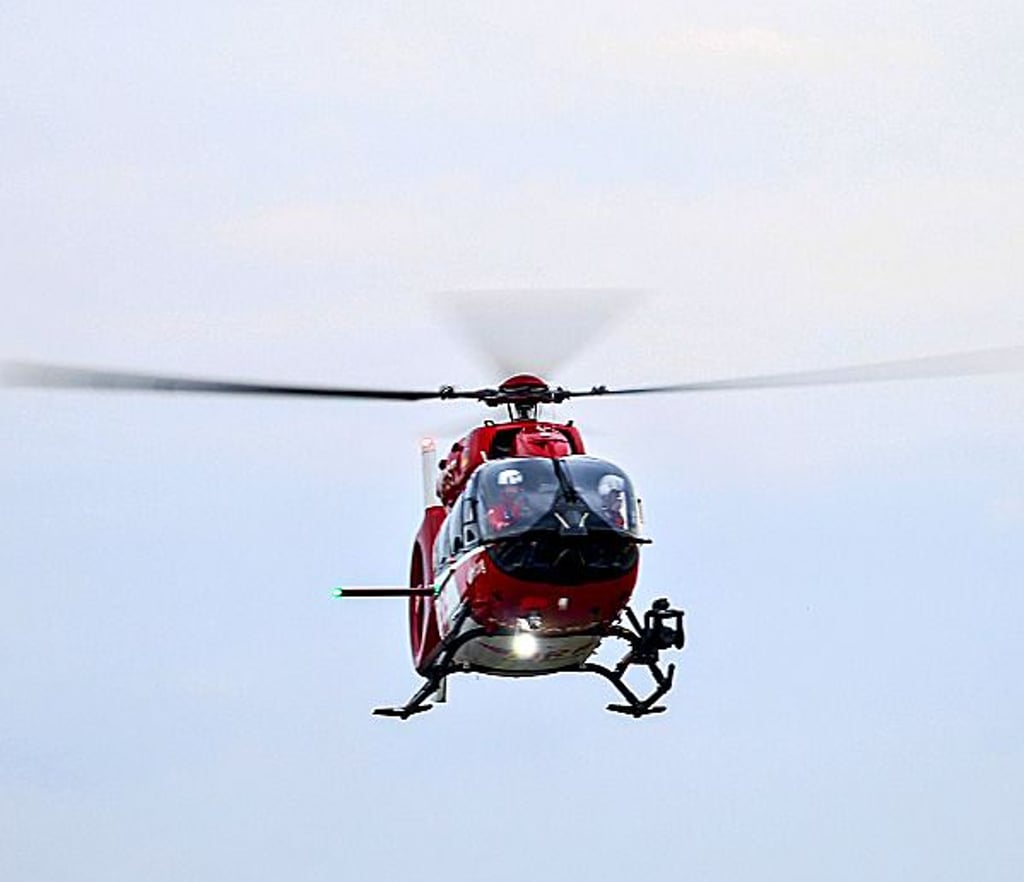 Der schwer verletzte Azubi wurde mit einem Rettungshubschrauber in ein Krankenhaus geflogen.