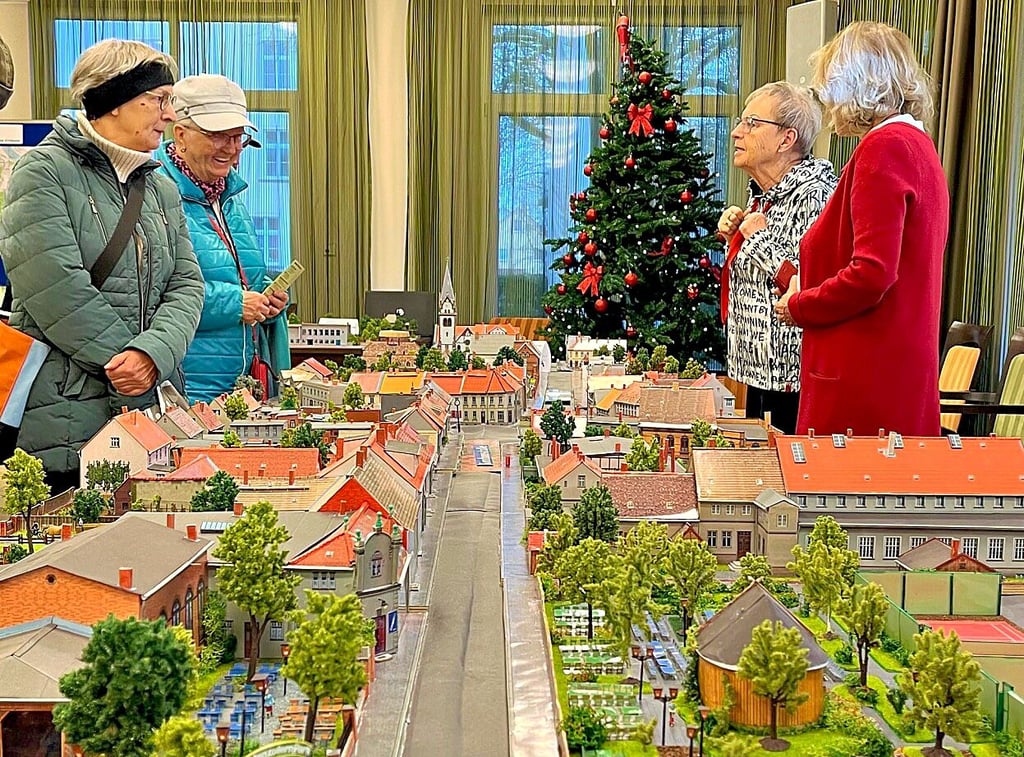 Intensive Gespräche an einem Modell der Kornhausstraße vor 1945 in der Ausstellung zur Ziebigker Eingemeindung.