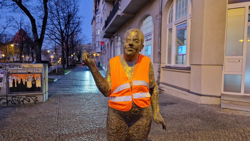 Skulptur in Warnweste gehüllt.