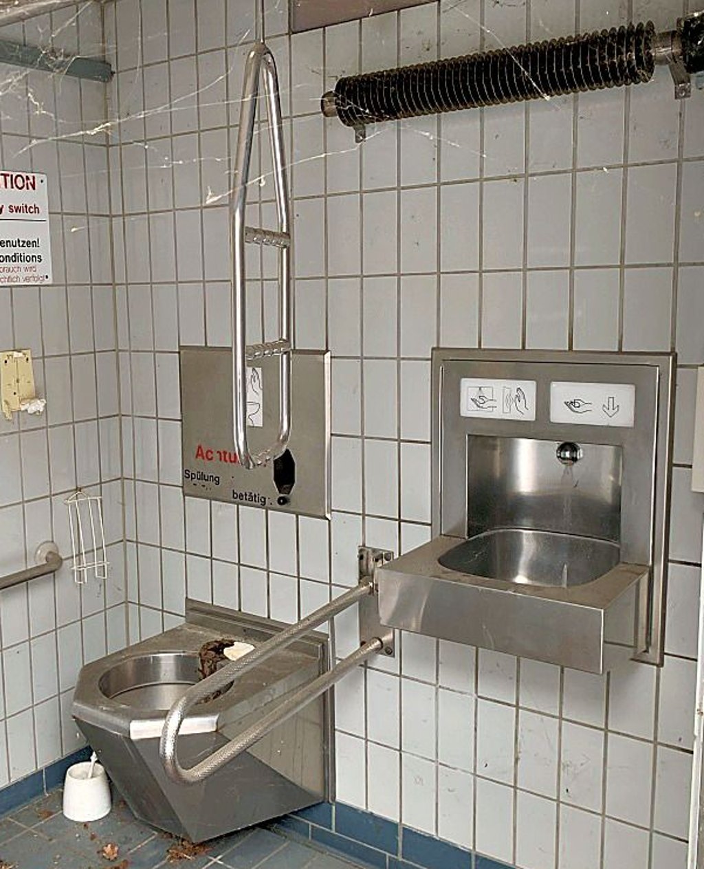 Blick in das WC für Behinderte an der Bärteichpromenade.