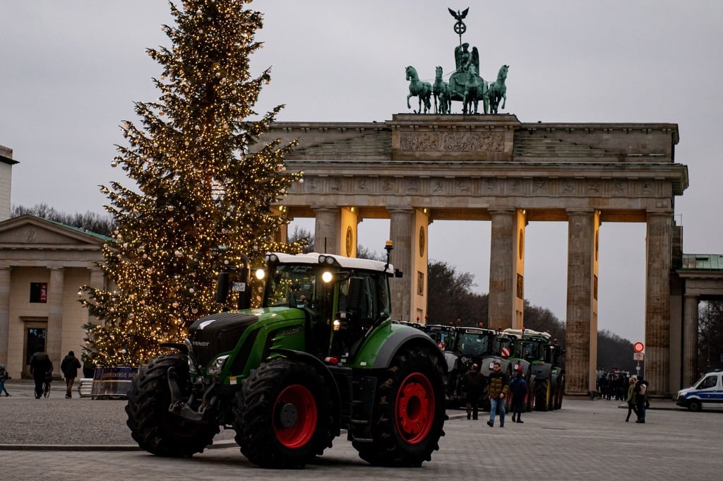 Landwirte nehmen mit Traktoren auf einem Protest des Bauernverbandes vor dem Brandenburger Tor teil.