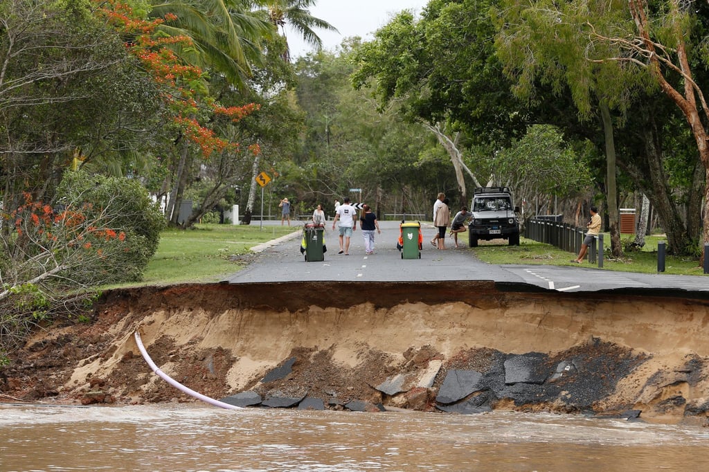 Zerstörte Straße im australischen Cairns, die von den Regenmassen des Tropensturms „Jasper“ weggespült wurde.