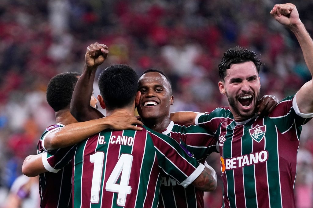 Jhon Arias (M) von Fluminense Rio de Janeiro feiert mit seinen Mannschaftskollegen sein Tor zum 1:0.
