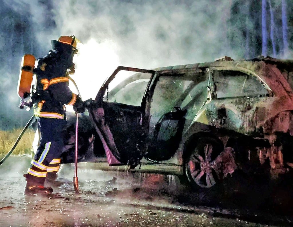 Auf der Autobahn 2 ist in Fahrtrichtung Berlin kurz vor der Anschlussstelle Theeßen ein Mercedes ausgebrannt.
