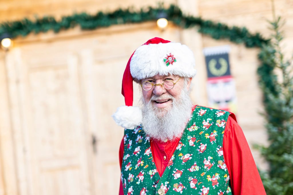 „Weihnachtsmann“-Darsteller Willi Dahmen posiert für ein Foto nach Beendigung seiner Weihnachtsmann-Schulung.