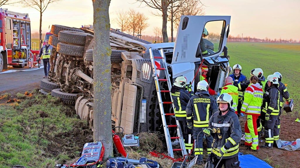 Nach einem schweren Verkehrsunfall bergen die Einsatzkräfte auf der L85 zwischen Aschersleben und Hoym den schwerverletzten Lkw-Fahrer.