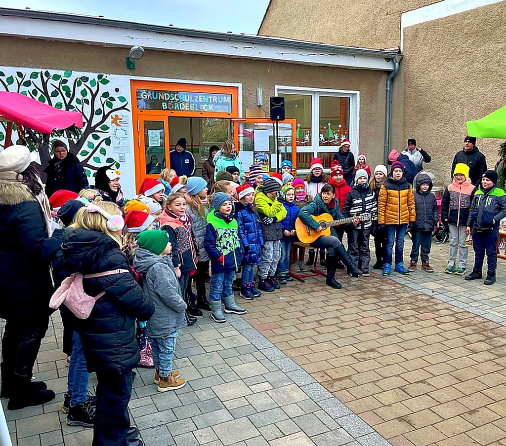 Die Mädchen und Jungen stimmten die Besucher des Weihnachtsmarktes des Grundschulzentrums in Groß Börnecke auf das Weihnachtsfest ein.