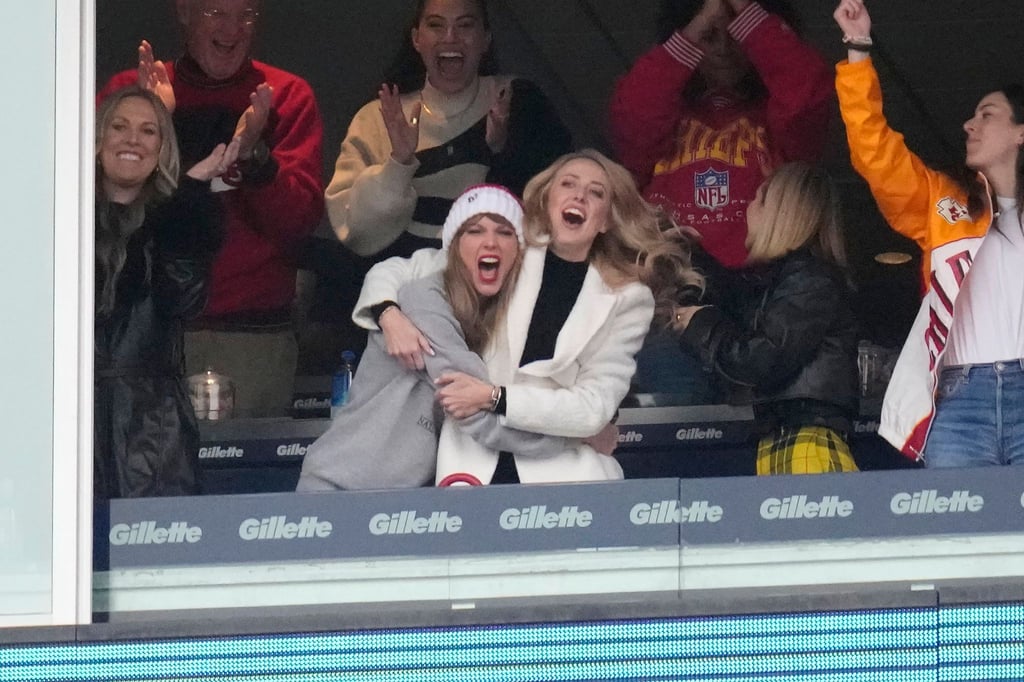 US-Sängerin Taylor Swift umarmt Brittany Mahomes, die Frau von Spieler Patrick Mahomes.