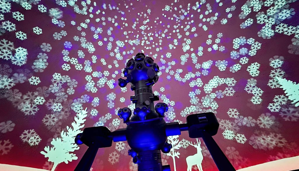 Weihnachtlich-winterlich geht auch: Am Montag tanzten Schneeflocken in der Kuppel des Planetariums.