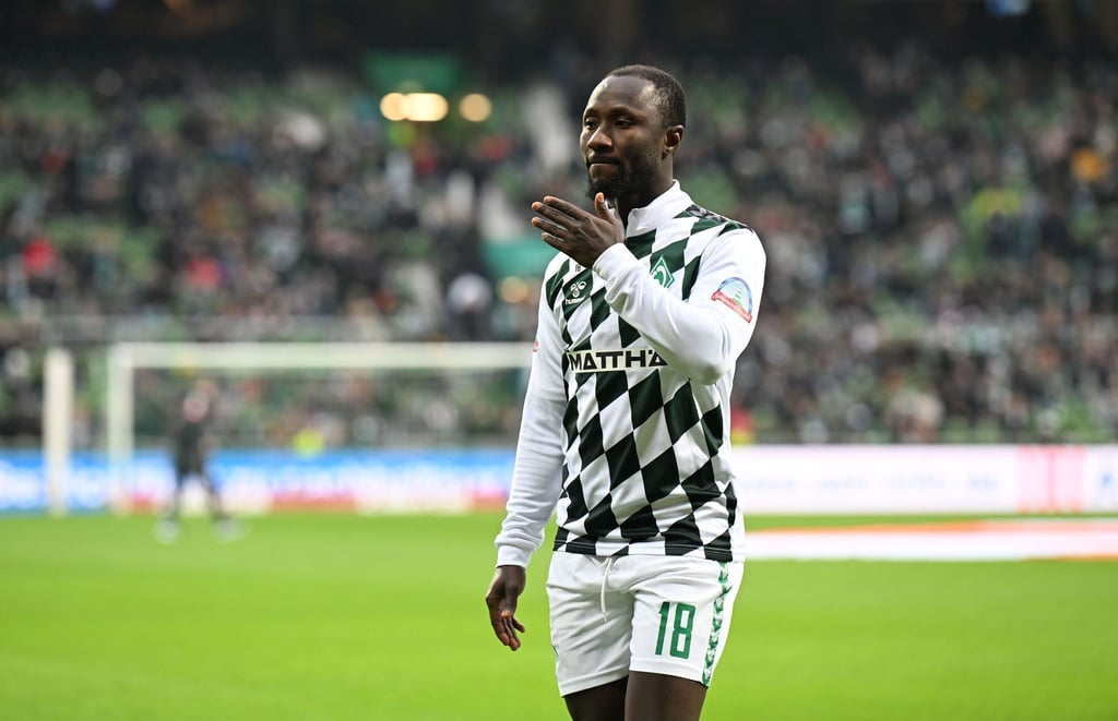 Werders Naby Keita geht nach dem auffärmen in die Kabine.