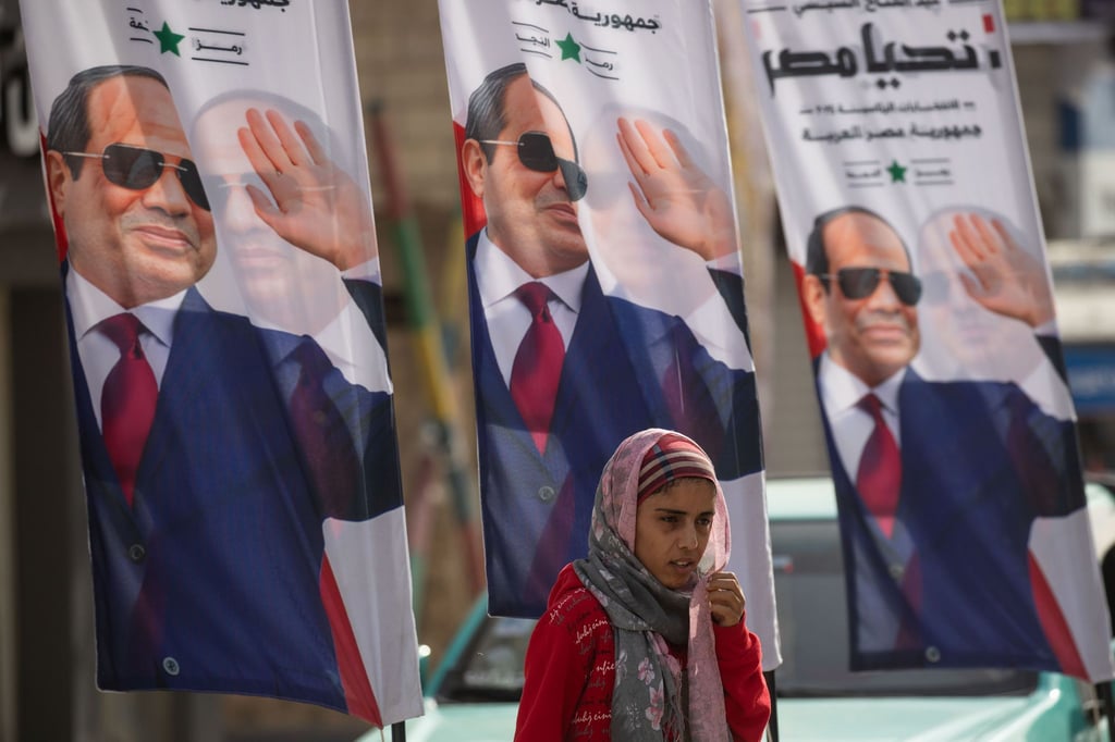 Plakaten des ägyptischen Präsidenten Al-Sisi. Der Amtsinhaber hat die Wahl in dem bevölkerungsreichsten Land der arabischen Welt erneut für sich entschieden.