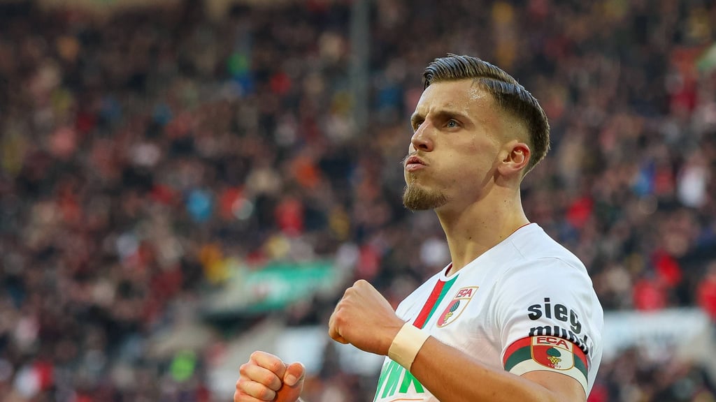 Ermedin Demirovic nach seinem Treffer gegen Borussia Doertmund.