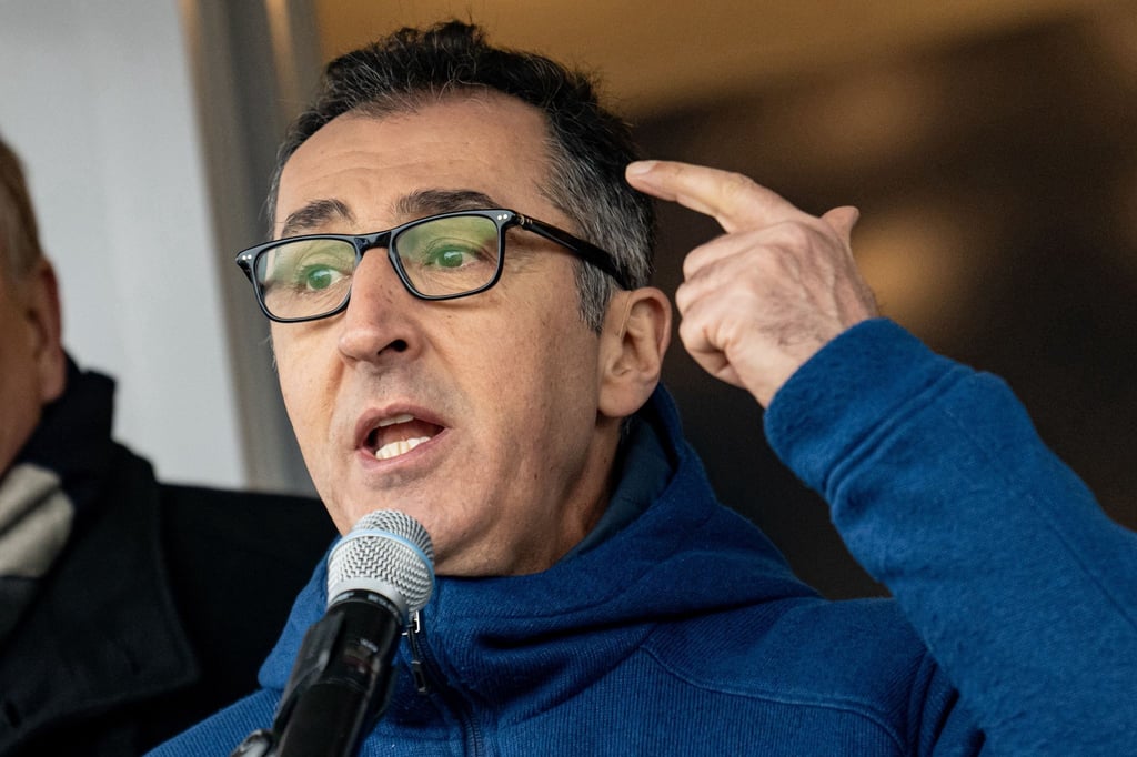 Bundesagrarminister Cem Özdemir spricht bei der Demonstration von Landwirten in Berlin.