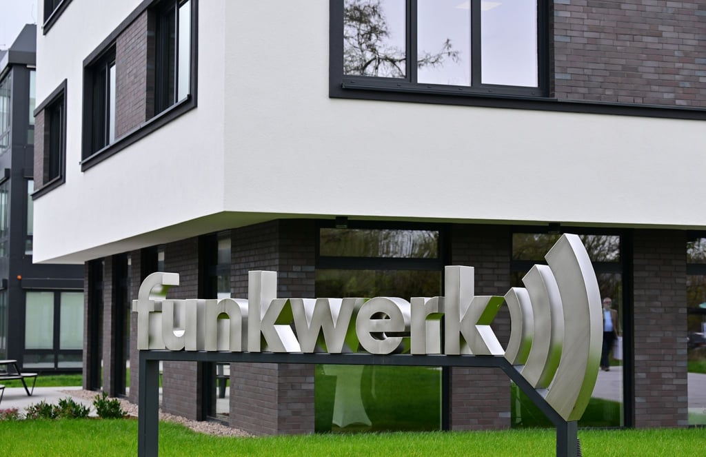 Das Funkwerk-Logo ist vor einem Neubau der Funkwerk Systems GmbH zu sehen.