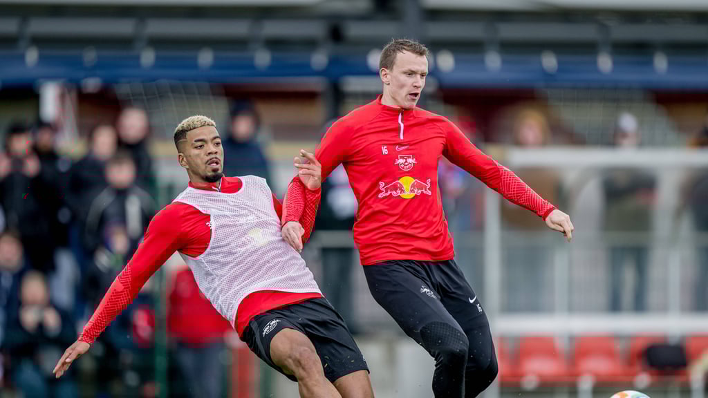 Leipzigs Benjamin Henrichs und Lukas Klostermann beim Training.