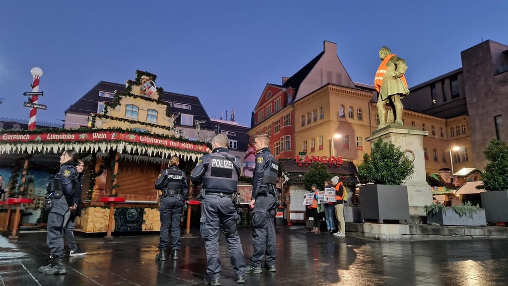 Die Polizei war am Montagmorgen auf dem Marktplatz vor Ort.