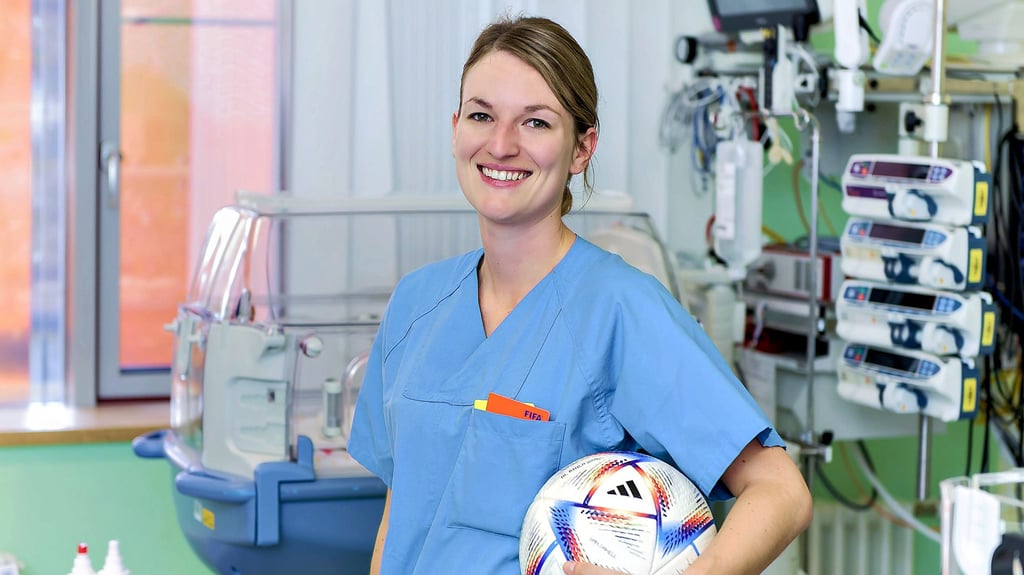 Miriam Schwermer ist Assitenzärztin am Uniklinikum in Halle. In ihrer Freizeit ist sie Fußball-Schiedsrichterin.