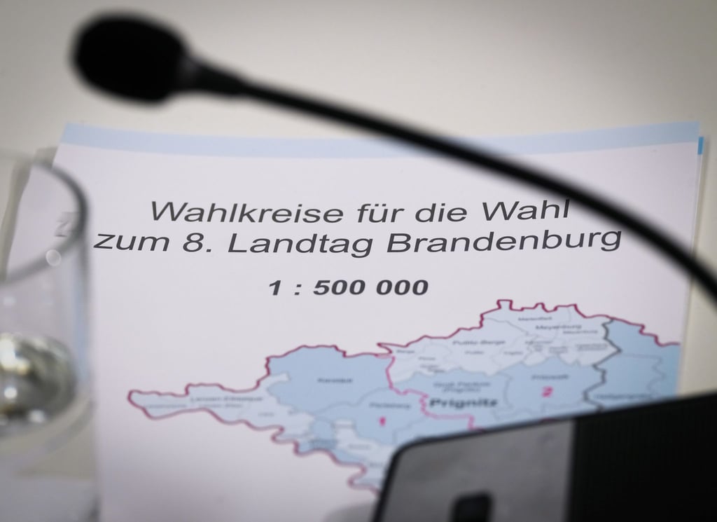 Die Liste der Wahlkreise liegt während einer PK zum Wahljahr 2024 in Brandenburg auf dem Tisch.