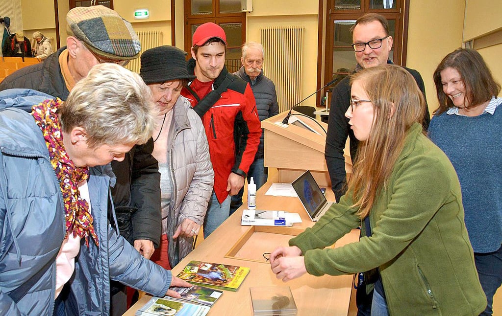 Julia Kamp vom Wolfskompetenzzentrum Iden (rechts vorn) verteilt im Beisein von Professor Jens Hartmann von der Hochschule Anhalt und seiner Frau Heike Westermann (rechts hinten) wissenswerte Broschüren.