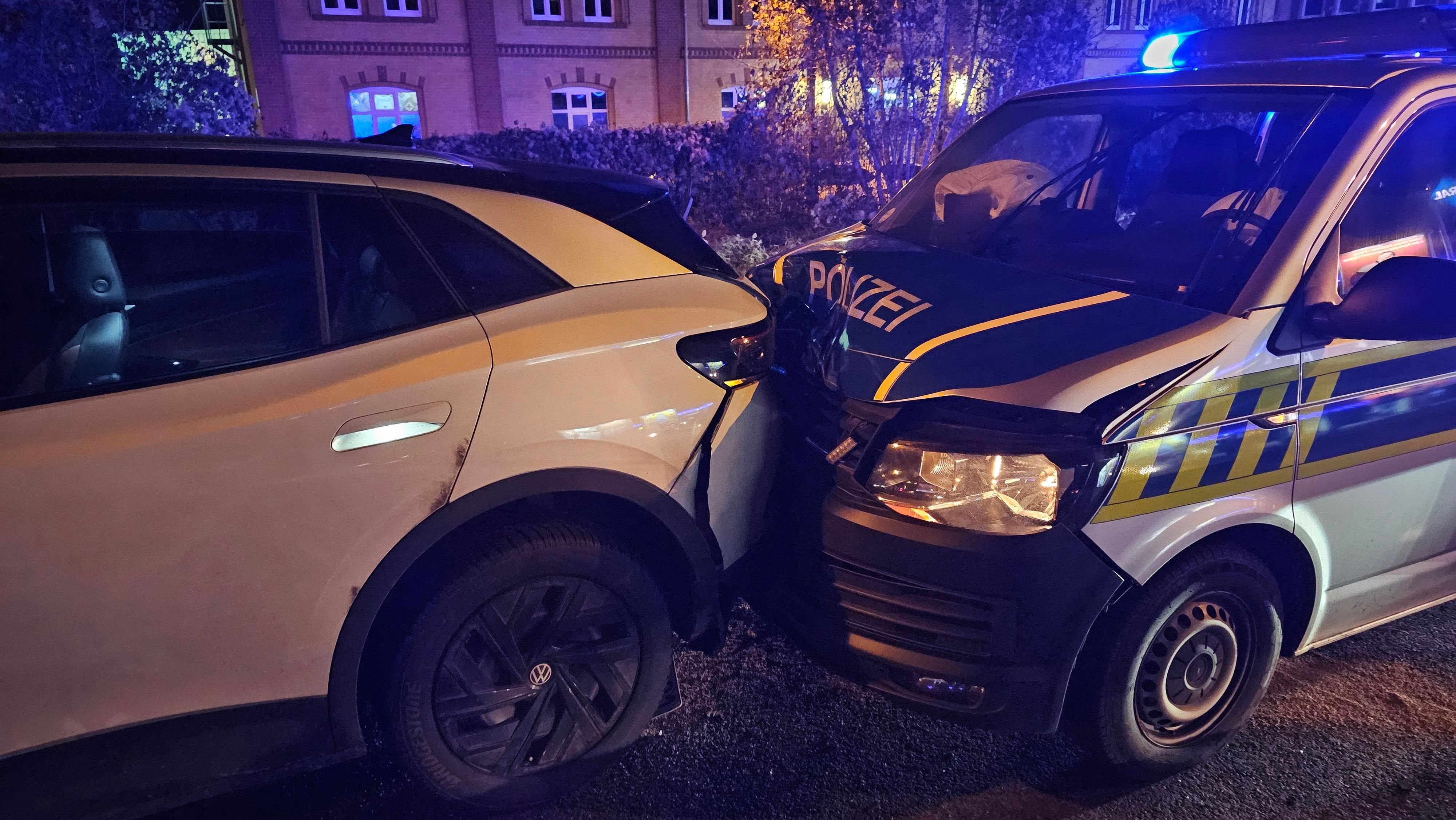 Unfall Halle: Polizeiauto Kracht Auf Einsatzfahrt In Pkw