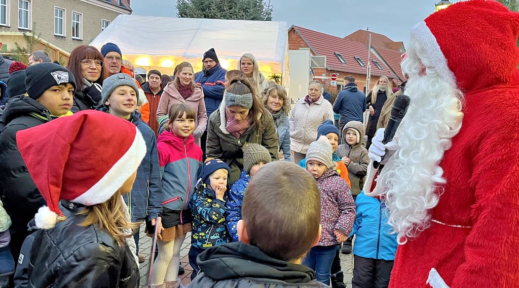 Der Weihnachtsmann wurde von den Kindern sofort umringt. Er hatte für sie alle einen Sack gefüllt mit Kleinigenkeiten dabei.