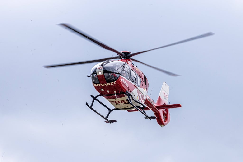Bei dem Unfall in Bad Bibra war auch ein Rettungshubschrauber im Einsatz.