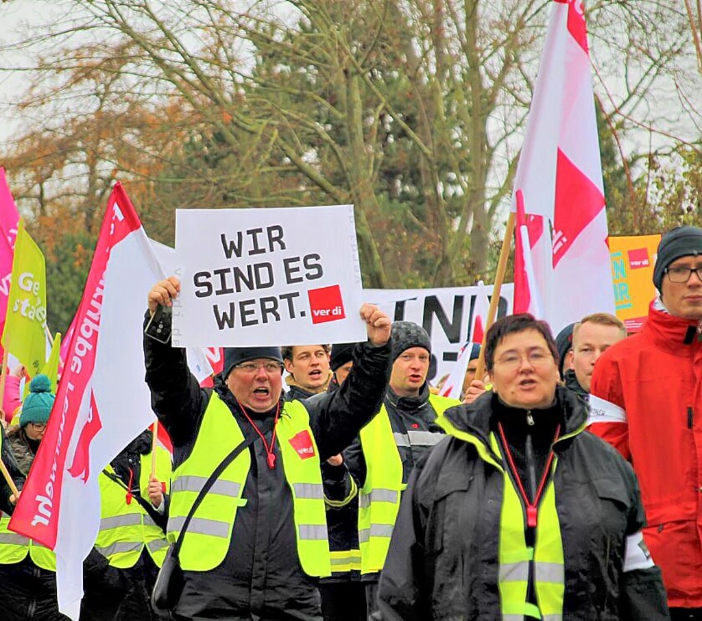Verdi erhöht den Druck in Halle mit Streikplänen im Einzelhandel. Beim Warnstreik am 6. Dezember ging es auch um den Handel.