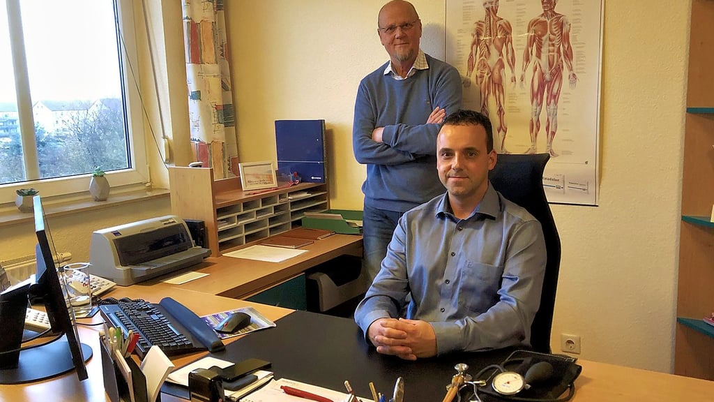 Hausarzt Olaf Ernst macht seinen Stuhl in der Praxis in Dessau-Süd frei für Dr. Dirk Crucius. Der tritt im Januar seine Nachfolge an.