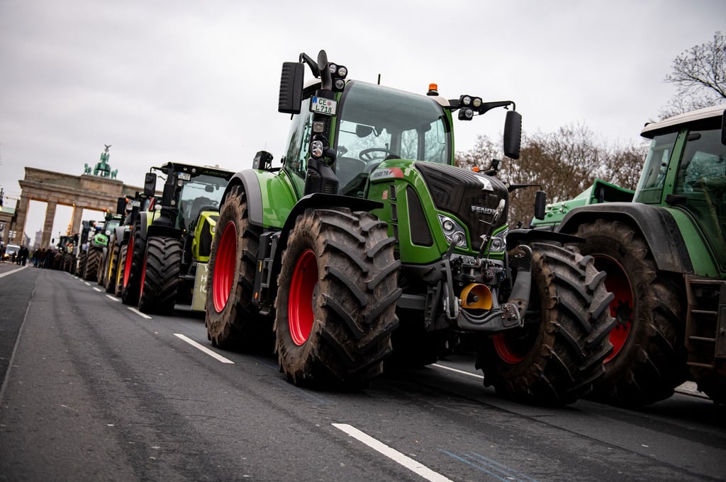 Landwirte nehmen mit Traktoren auf einer Demonstration des Deutschen Bauernverbandes unter dem Motto „Zu viel ist zu viel! Jetzt ist Schluss!“ teil.