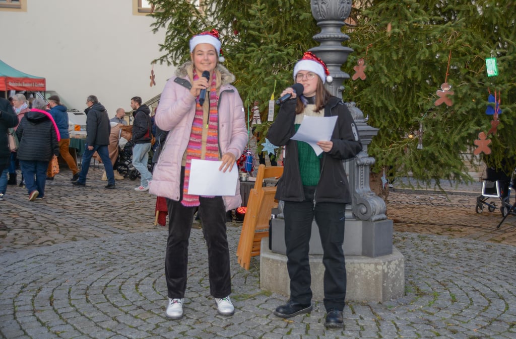 Josi (links) und Felicitas von Chor des Bördegymnasiums stimmten das Rudelsingen an.