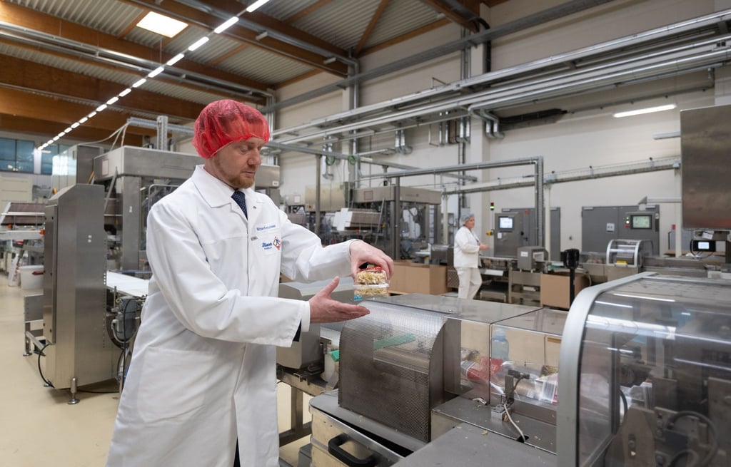 Michael Kretschmer, Sachsens Ministerpräsident, bei der Einweihung einer neuen Produktionsanlage.