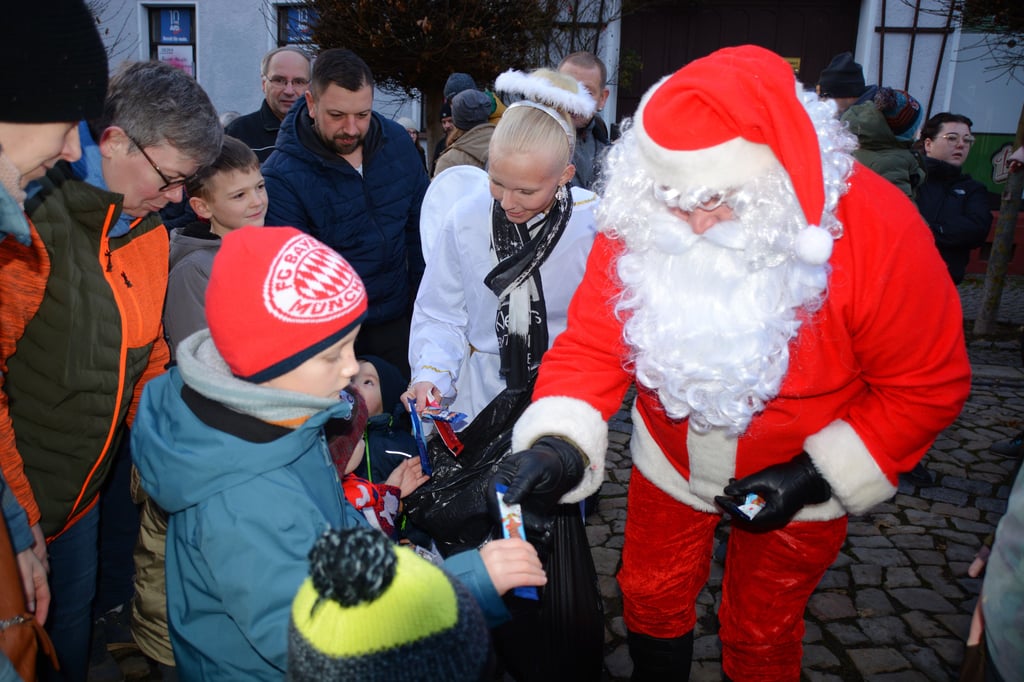 Der Weihnachtsmann beschenkt die Kinder.