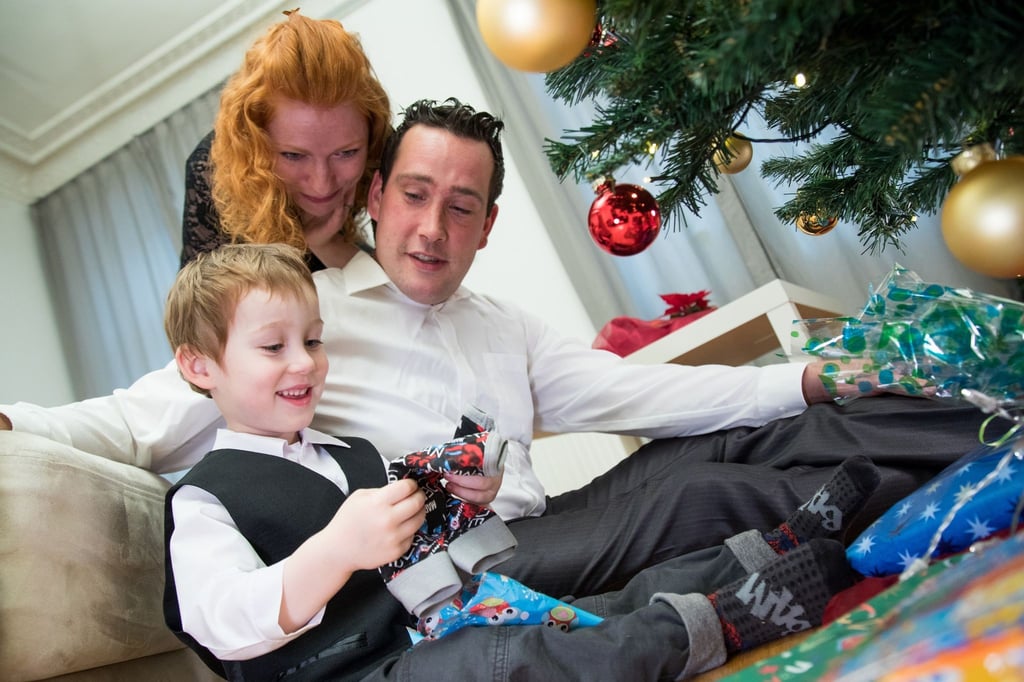 Auch eine Kleinigkeit zu Weihnachten kann leuchtende Kinderaugen auslösen. Dann bleibt vielleicht noch ein wenig Geld übrig, das sich fürs Kind investieren lässt.