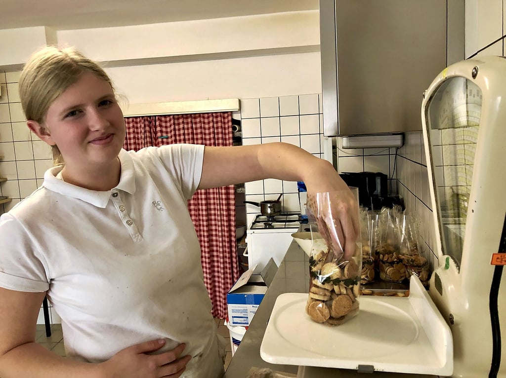 Marlene Voigt aus Kirchsteitz verpackt Plätzchen. Die 18-Jährige hat sich für das Handwerk entschieden und lernt Bäckerin.
