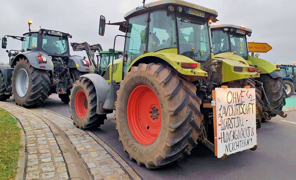 Landwirte aus der Altmark und dem Wendland blockierten mit rund 40 Traktoren kurzzeitig den Lokschuppenkreisel.