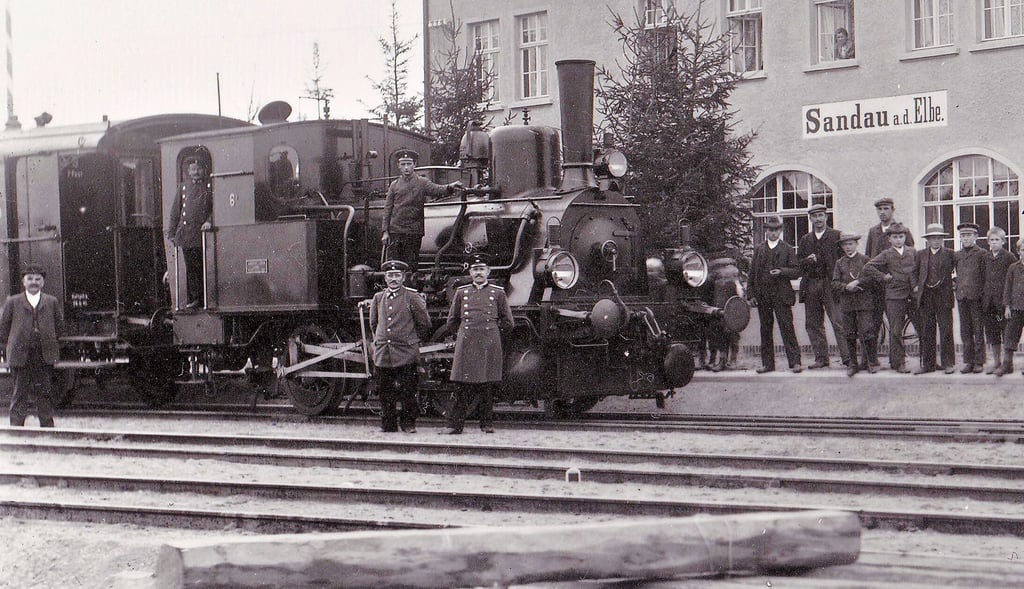 Die Lok mit der laufenden Nummer 6 mit dem Baujahr 1908 bei der Eröffnung des Bahnhofs Sandau.