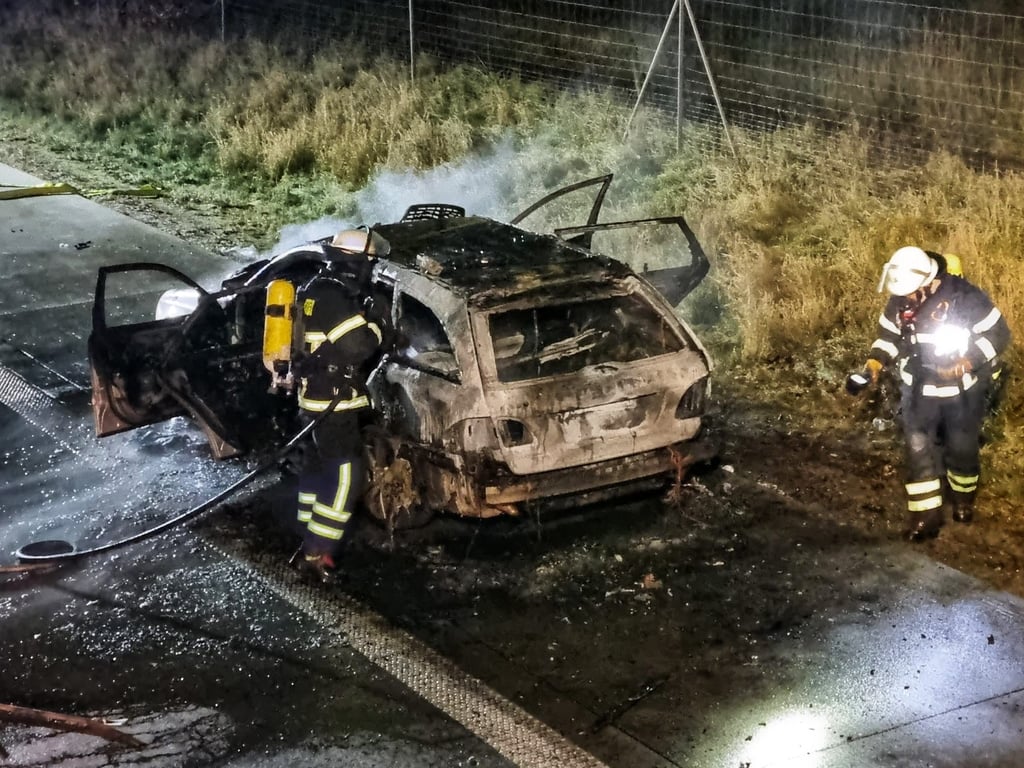 Die Flammen haben den Mercedes auf der Autobahn 2 Fahrtrichtung Berlin kurz vor der Anschlussstelle Theeßen zerstört.