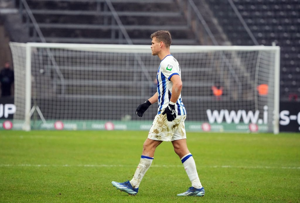 Herthas Florian Niederlechner geht nach seiner roten Karte vom Feld.